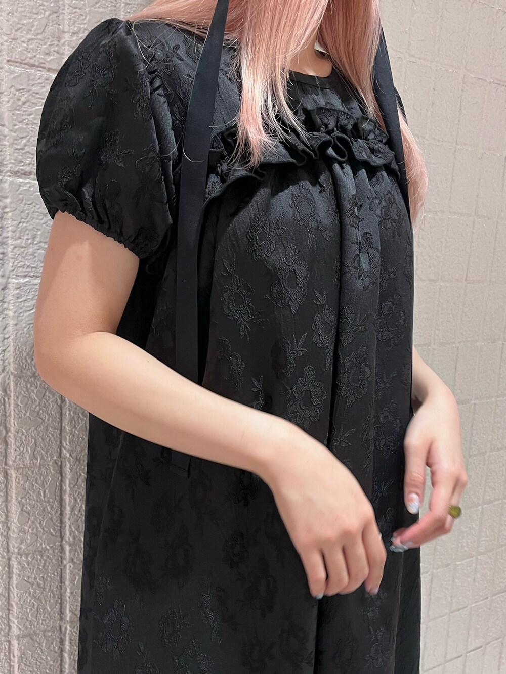 ブラック系のシャツ/ブラウス、ブラック系のワンピース、ホワイト系のサンダルを着用したレディースの春コーディネートの9枚目の写真