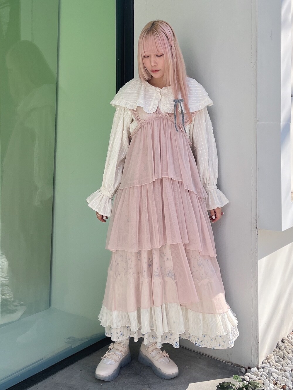 ホワイト系のシャツ/ブラウス、ピンク系のワンピース、ブルー系のスカートを着用したレディースの冬コーディネートの2枚目の写真