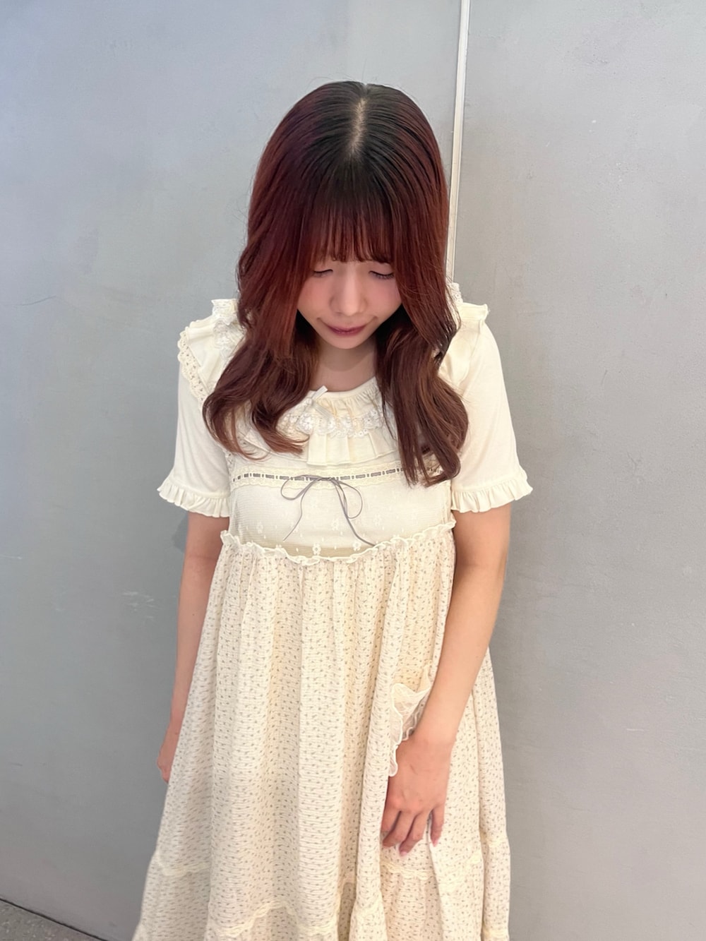 ホワイト系のワンピース、ホワイト系のTシャツ/カットソー、ホワイト系のスニーカーを着用したレディースの春コーディネートの6枚目の写真