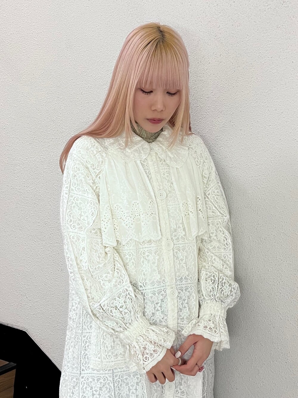 ホワイト系のトレンチコート、グリーン系のTシャツ/カットソー、ブラック系のバレエシューズを着用したレディースの春コーディネートの4枚目の写真