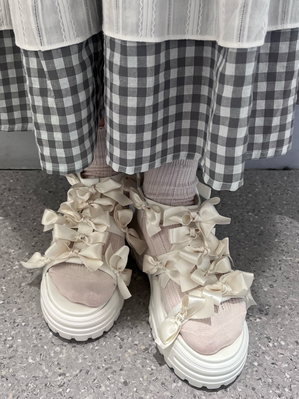 グレー系のシャツ/ブラウス、グレー系のスカート、ホワイト系のサンダルを着用したレディースの春コーディネートの8枚目の写真