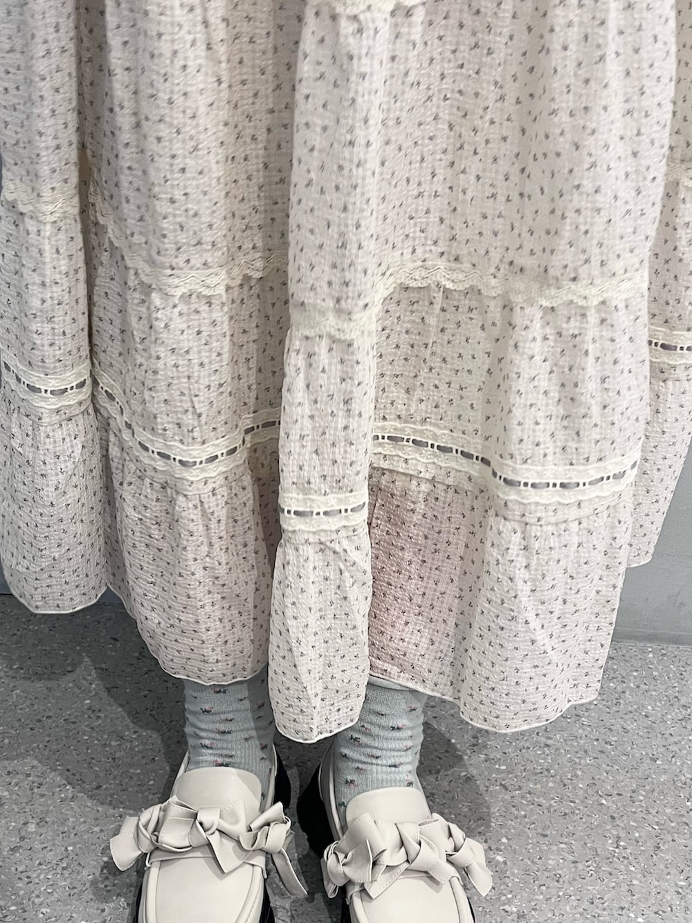 ホワイト系のワンピース、ホワイト系のTシャツ/カットソー、ホワイト系のスニーカーを着用したレディースの春コーディネートの9枚目の写真