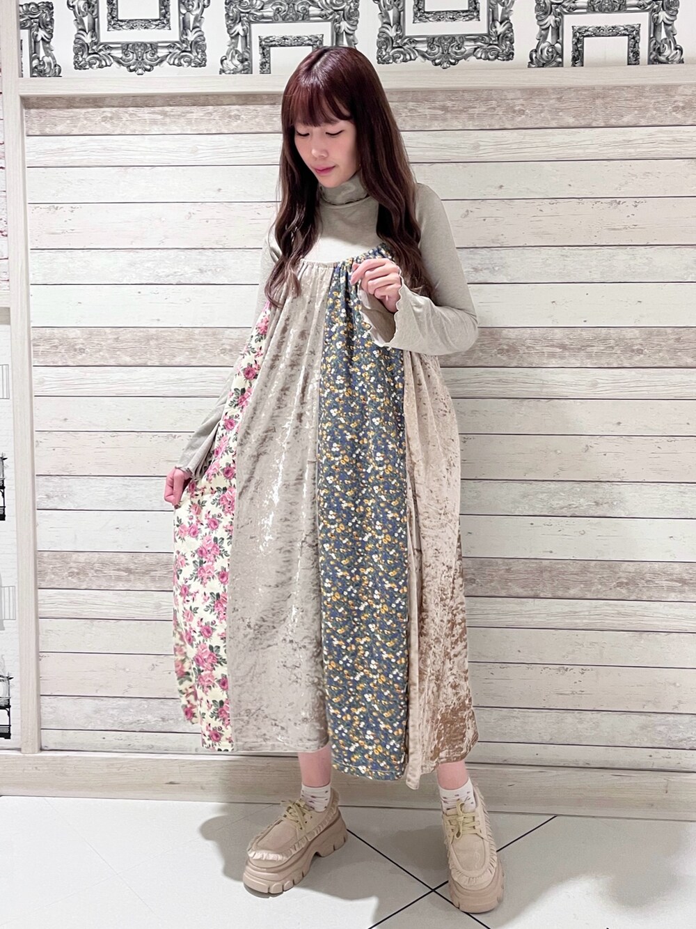 ピンク系のワンピース、ベージュ系のローファー、ブラウン系のニット/セーターを着用したレディースの秋コーディネートの2枚目の写真