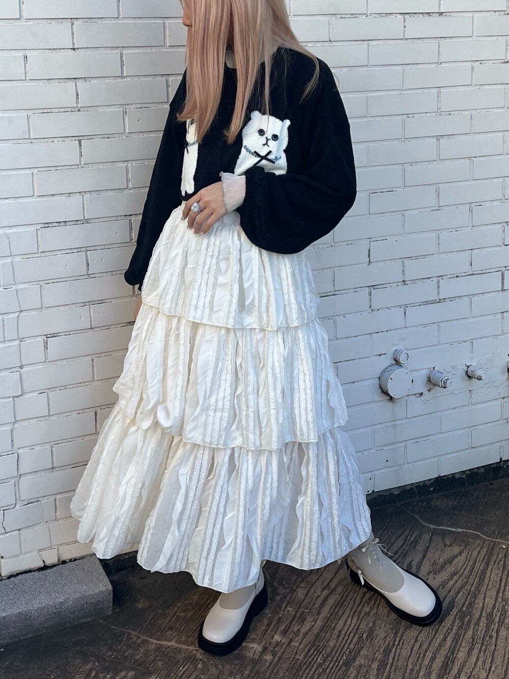 ブラック系のカーディガン/ボレロ、ホワイト系のTシャツ/カットソー、ホワイト系のスカートを着用したレディースの秋コーディネートの2枚目の写真