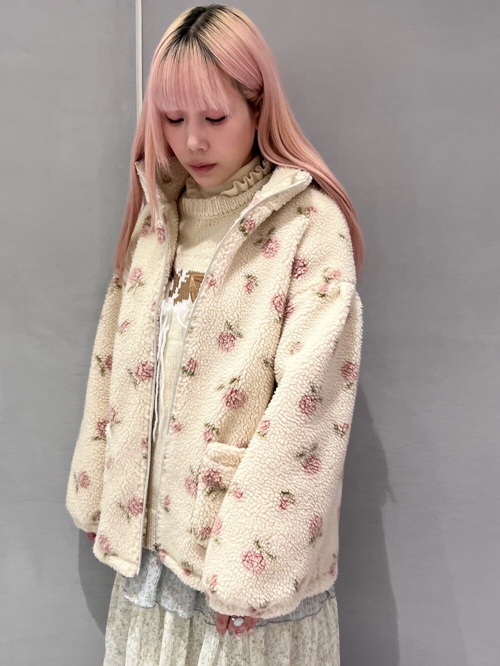 ピンク系のブルゾン、ホワイト系のニット/セーター、ホワイト系のニット/セーターを着用したレディースの冬コーディネートの3枚目の写真