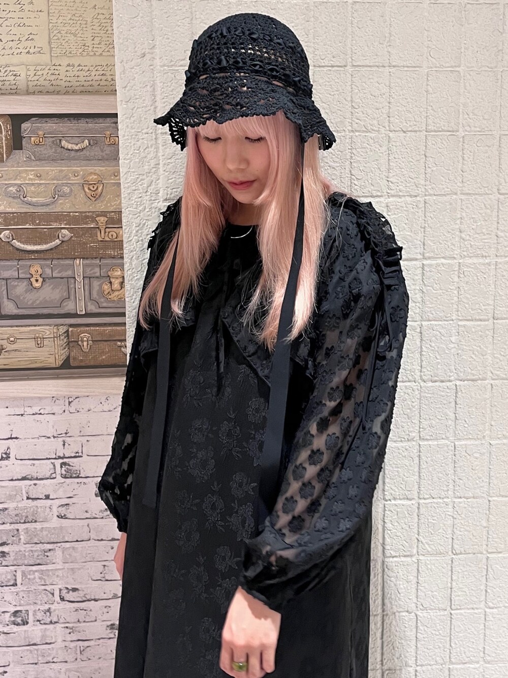 ブラック系のシャツ/ブラウス、ブラック系のワンピース、ホワイト系のサンダルを着用したレディースの春コーディネートの5枚目の写真