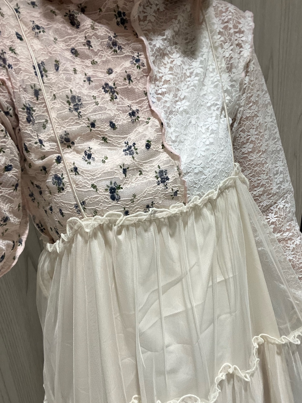 ピンク系のTシャツ/カットソー、ホワイト系のワンピース、ホワイト系のパンプスを着用したレディースの夏コーディネートの4枚目の写真
