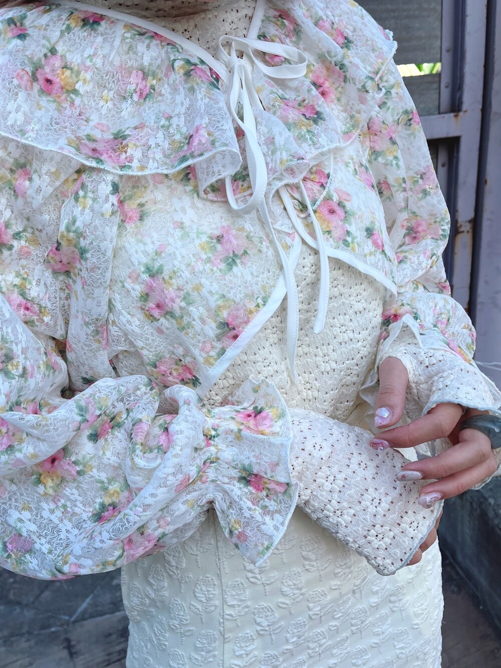 ホワイト系のTシャツ/カットソー、ホワイト系のスカート、ホワイト系のカーディガン/ボレロを着用したレディースの春コーディネートの5枚目の写真