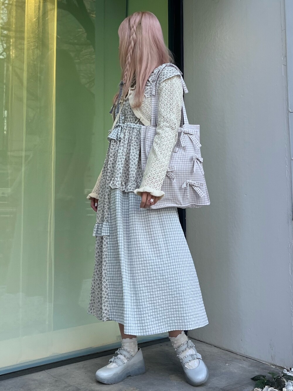 ホワイト系のカーディガン/ボレロ、ブルー系のスニーカー、ブルー系のワンピースを着用したレディースの春コーディネートの3枚目の写真