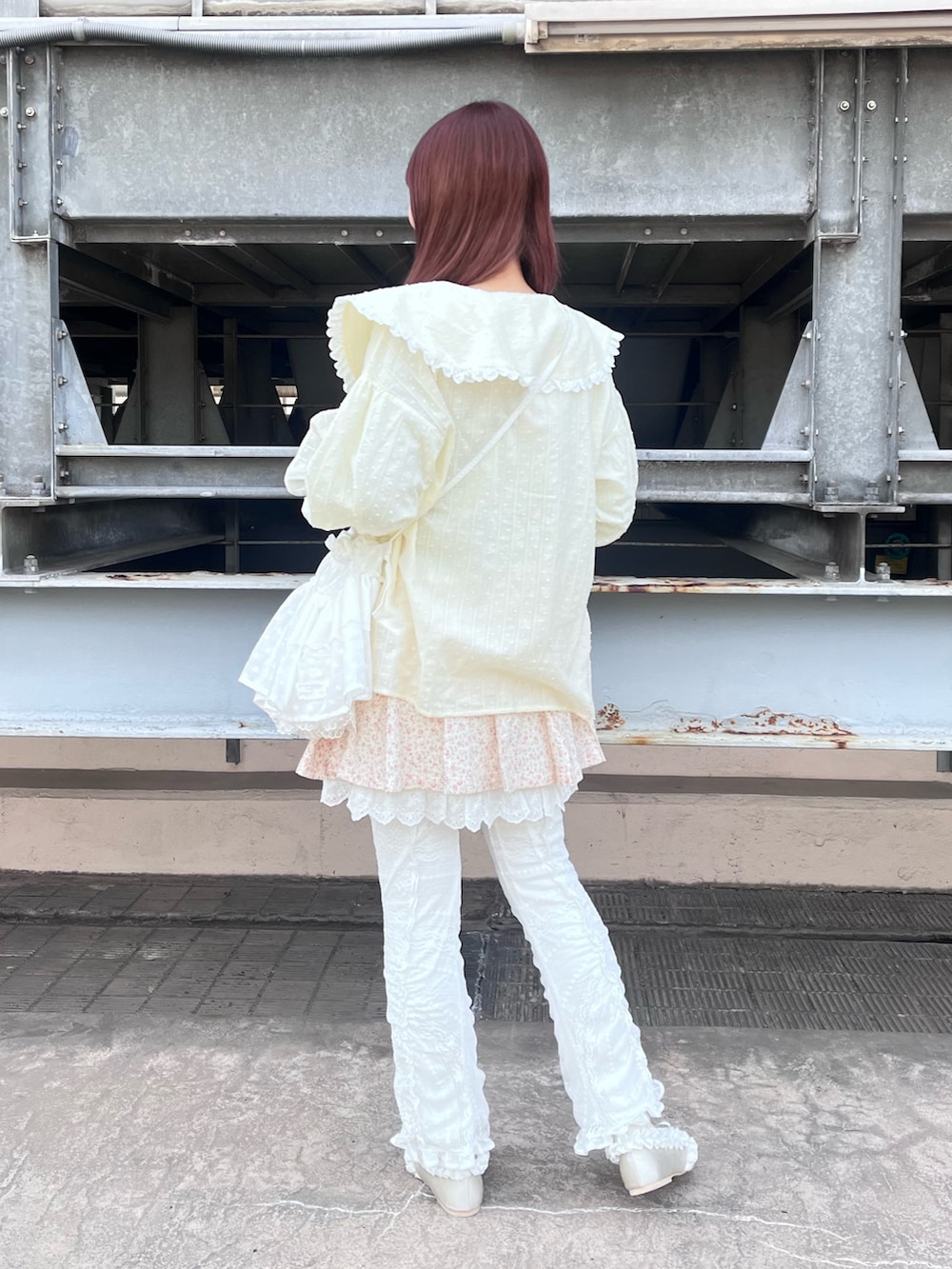 ホワイト系のその他パンツ、ホワイト系のバレエシューズ、グリーン系のTシャツ/カットソーを着用したレディースの冬コーディネートの3枚目の写真