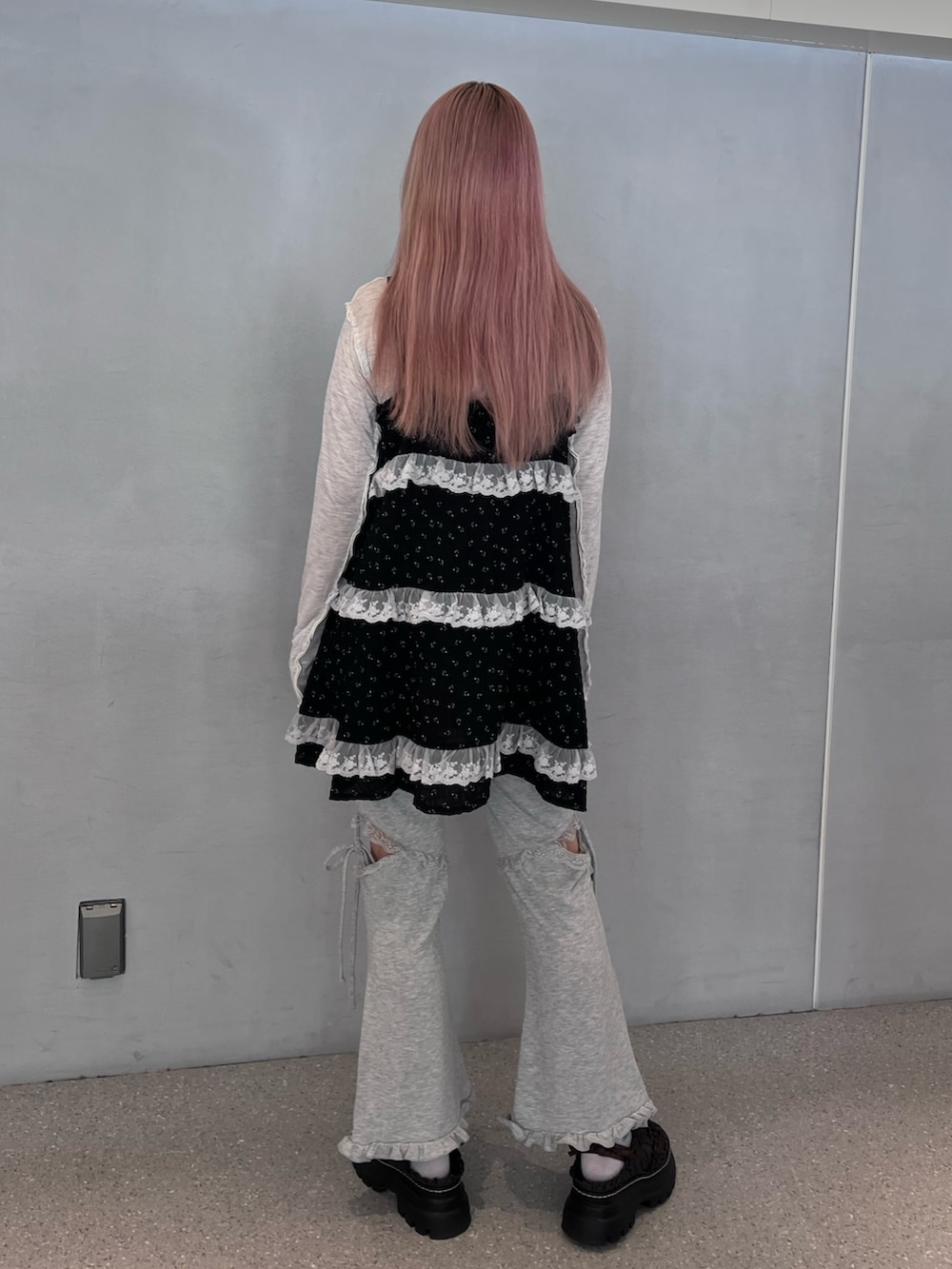 ブラック系のチュニック、グレー系のTシャツ/カットソー、グレー系のスウェットパンツを着用したレディースの夏コーディネートの2枚目の写真