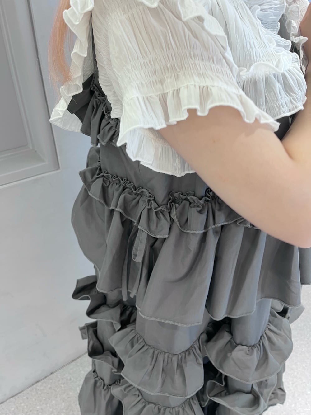 グレー系のワンピース、ホワイト系のシャツ/ブラウス、ホワイト系のサンダルを着用したレディースの夏コーディネートの7枚目の写真