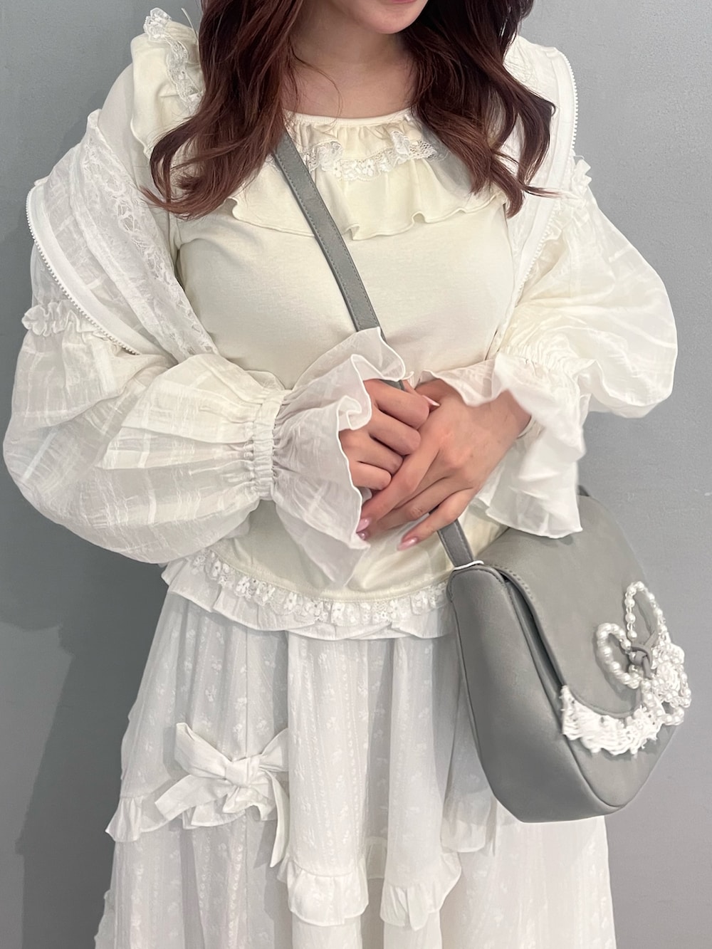 ホワイト系のスカート、ホワイト系のバレエシューズ、ブルー系のショルダーバッグを着用したレディースの春コーディネートの5枚目の写真