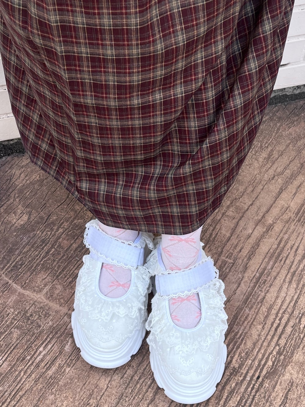 レッド系のワンピース、ホワイト系のサンダルを着用したレディースの秋コーディネートの7枚目の写真