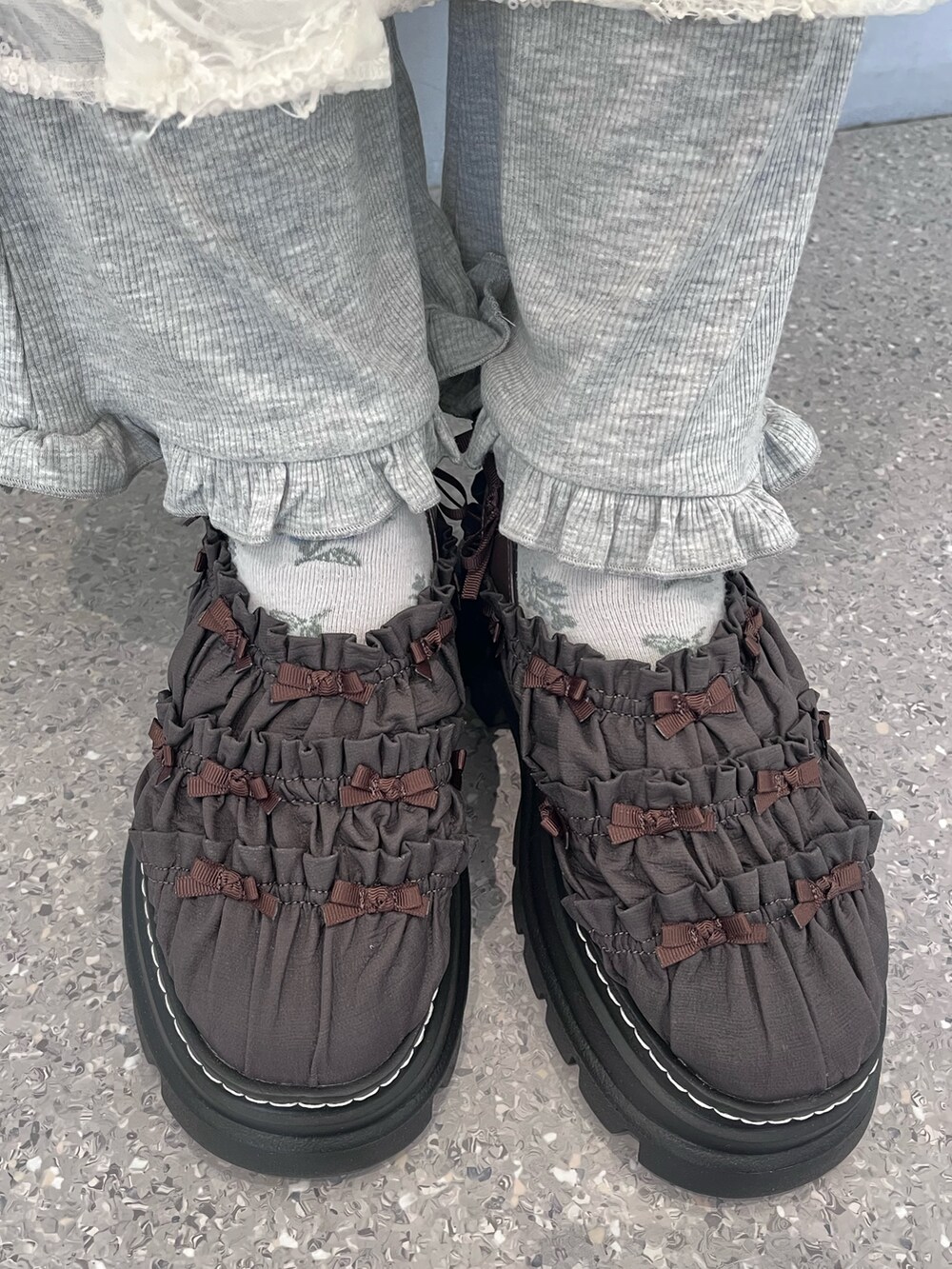 ブラック系のチュニック、グレー系のTシャツ/カットソー、グレー系のスウェットパンツを着用したレディースの夏コーディネートの9枚目の写真