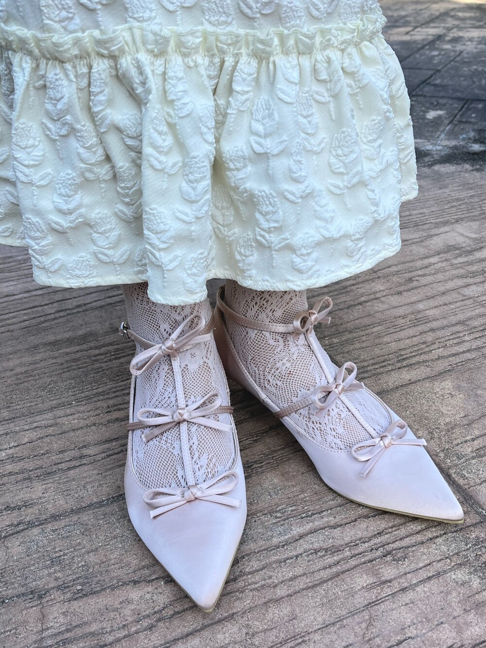 ホワイト系のTシャツ/カットソー、ホワイト系のスカート、ホワイト系のカーディガン/ボレロを着用したレディースの春コーディネートの6枚目の写真