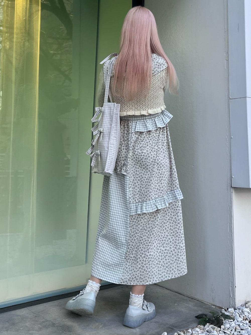 ホワイト系のカーディガン/ボレロ、ブルー系のスニーカー、ブルー系のワンピースを着用したレディースの春コーディネートの4枚目の写真