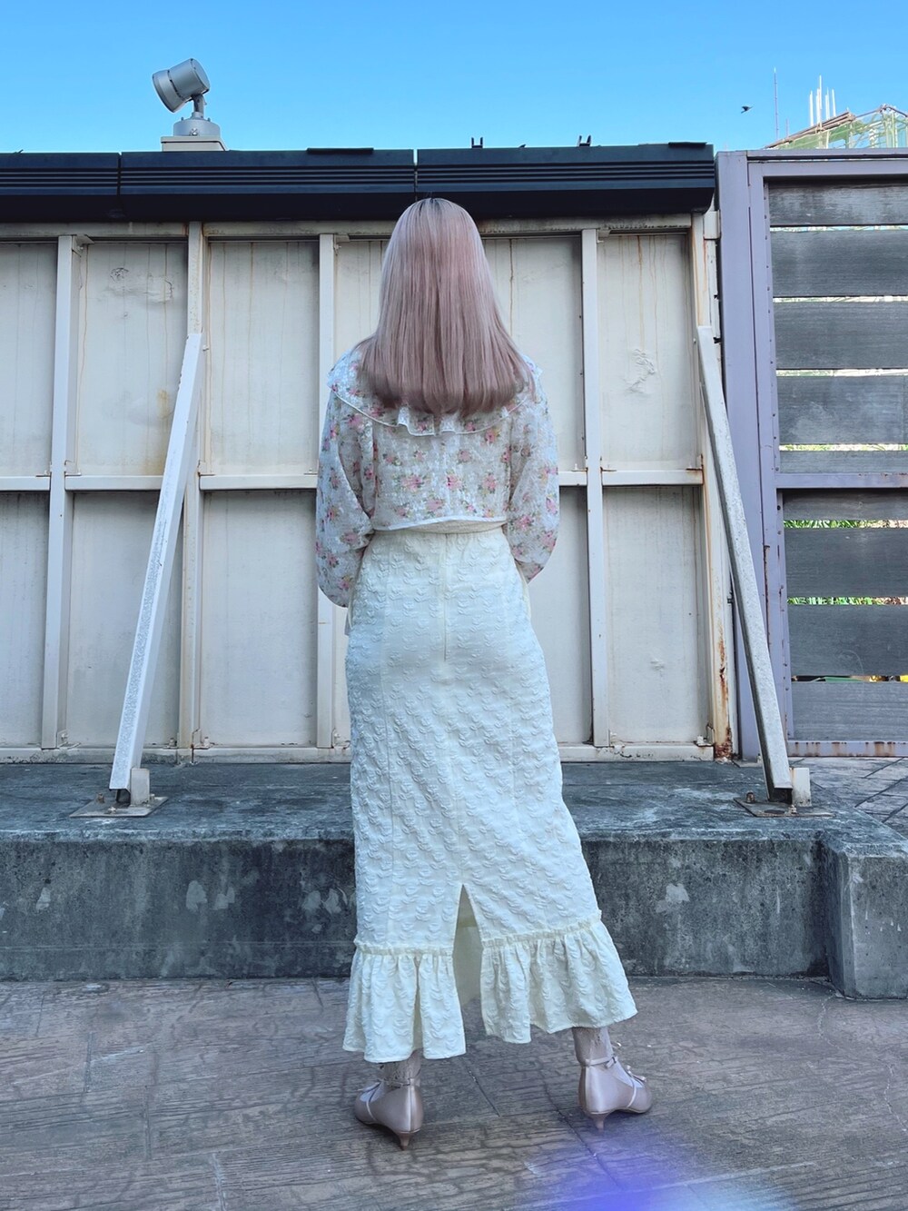 ホワイト系のTシャツ/カットソー、ホワイト系のスカート、ホワイト系のカーディガン/ボレロを着用したレディースの春コーディネートの3枚目の写真