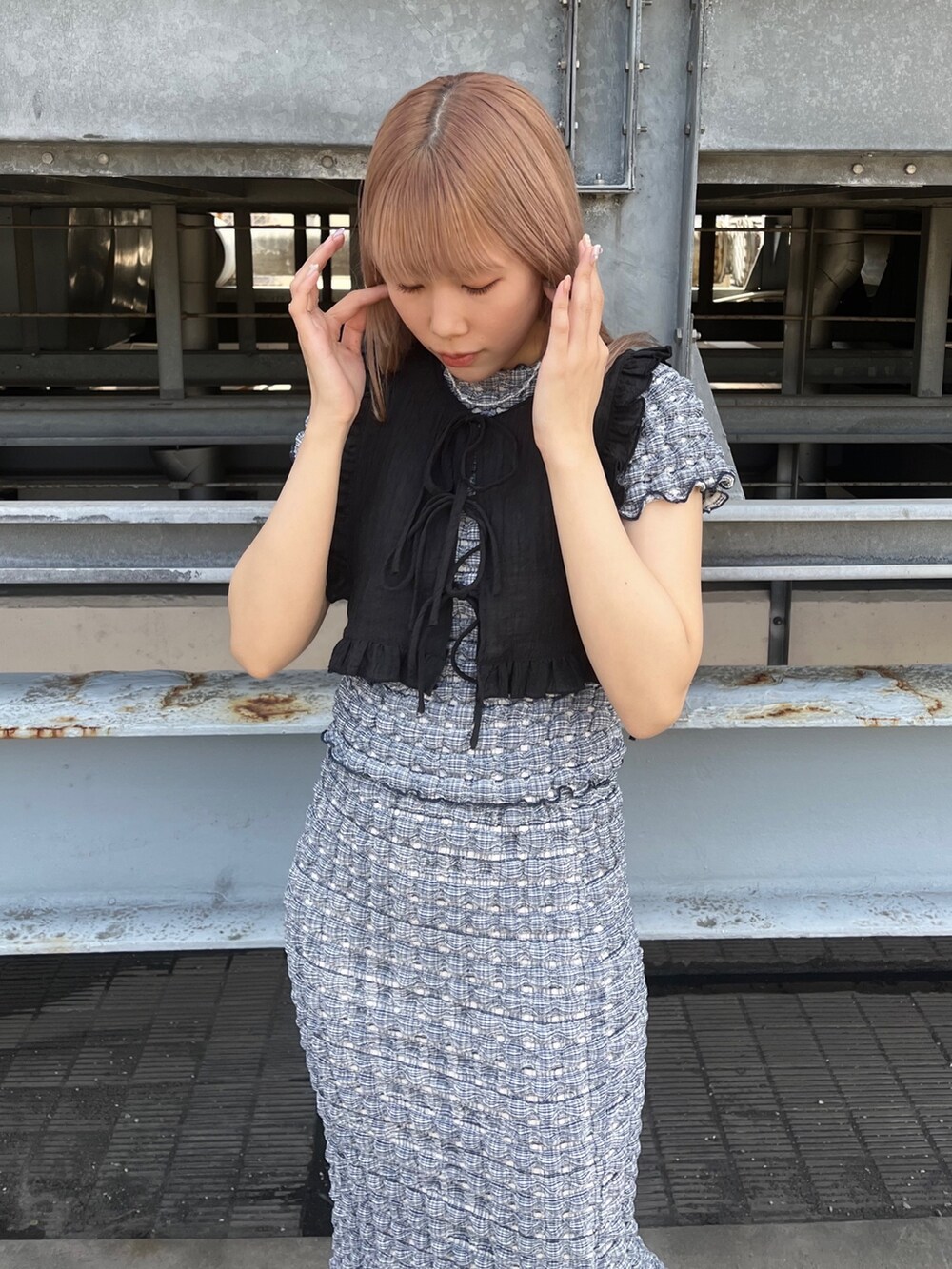 ブルー系のTシャツ/カットソー、ブルー系のスカート、ホワイト系のパンプスを着用したレディースの春コーディネートの4枚目の写真