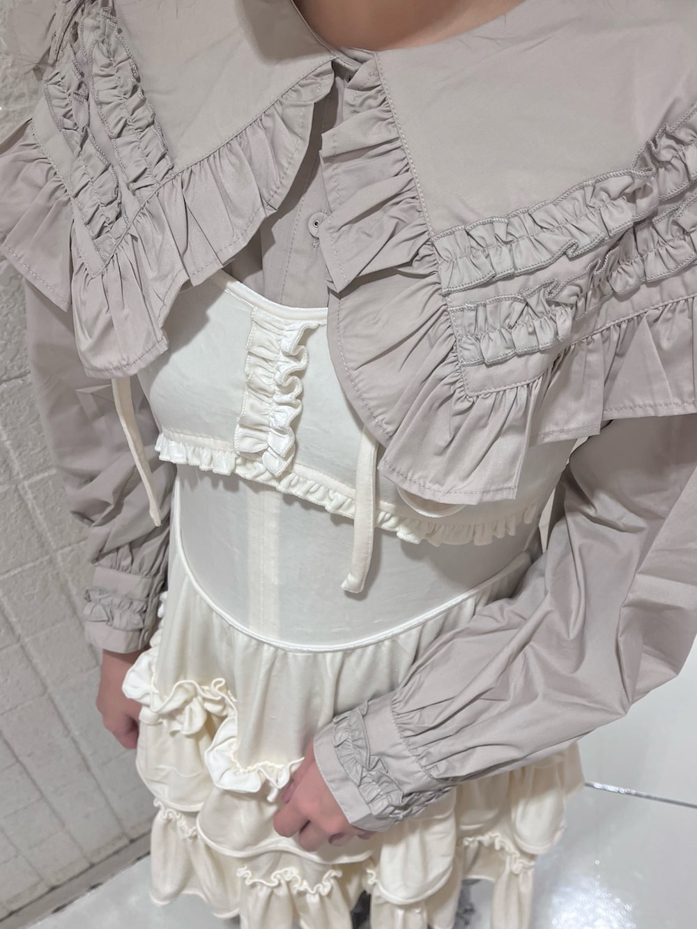 ベージュ系のシャツ/ブラウス、ホワイト系のワンピース、グレー系のスウェットパンツを着用したレディースの秋コーディネートの7枚目の写真