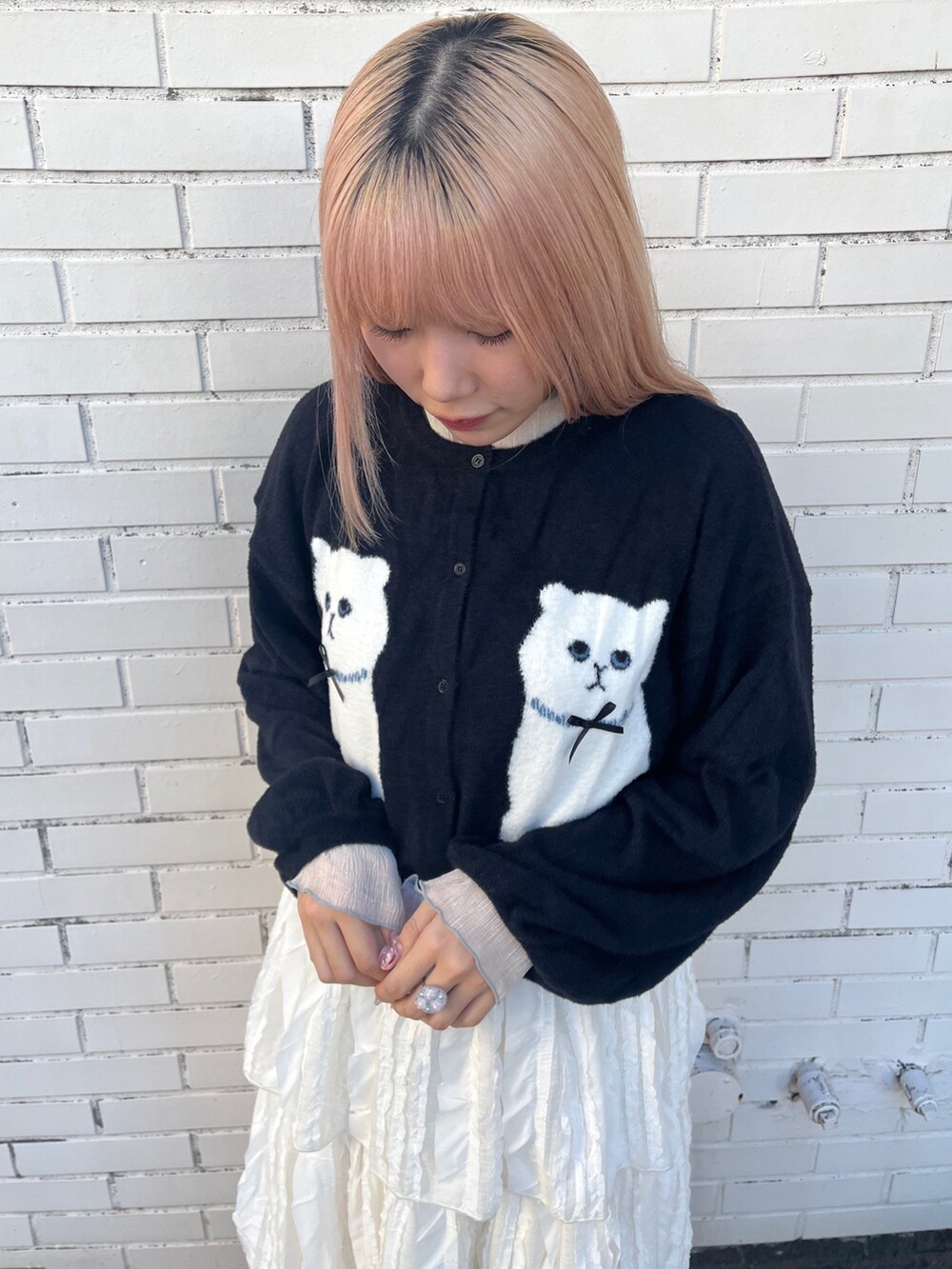 ブラック系のカーディガン/ボレロ、ホワイト系のTシャツ/カットソー、ホワイト系のスカートを着用したレディースの秋コーディネートの4枚目の写真