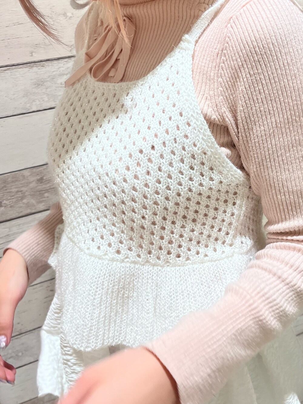 ピンク系のニット/セーター、ホワイト系のキャミソール、ホワイト系のスカートを着用したレディースの冬コーディネートの7枚目の写真