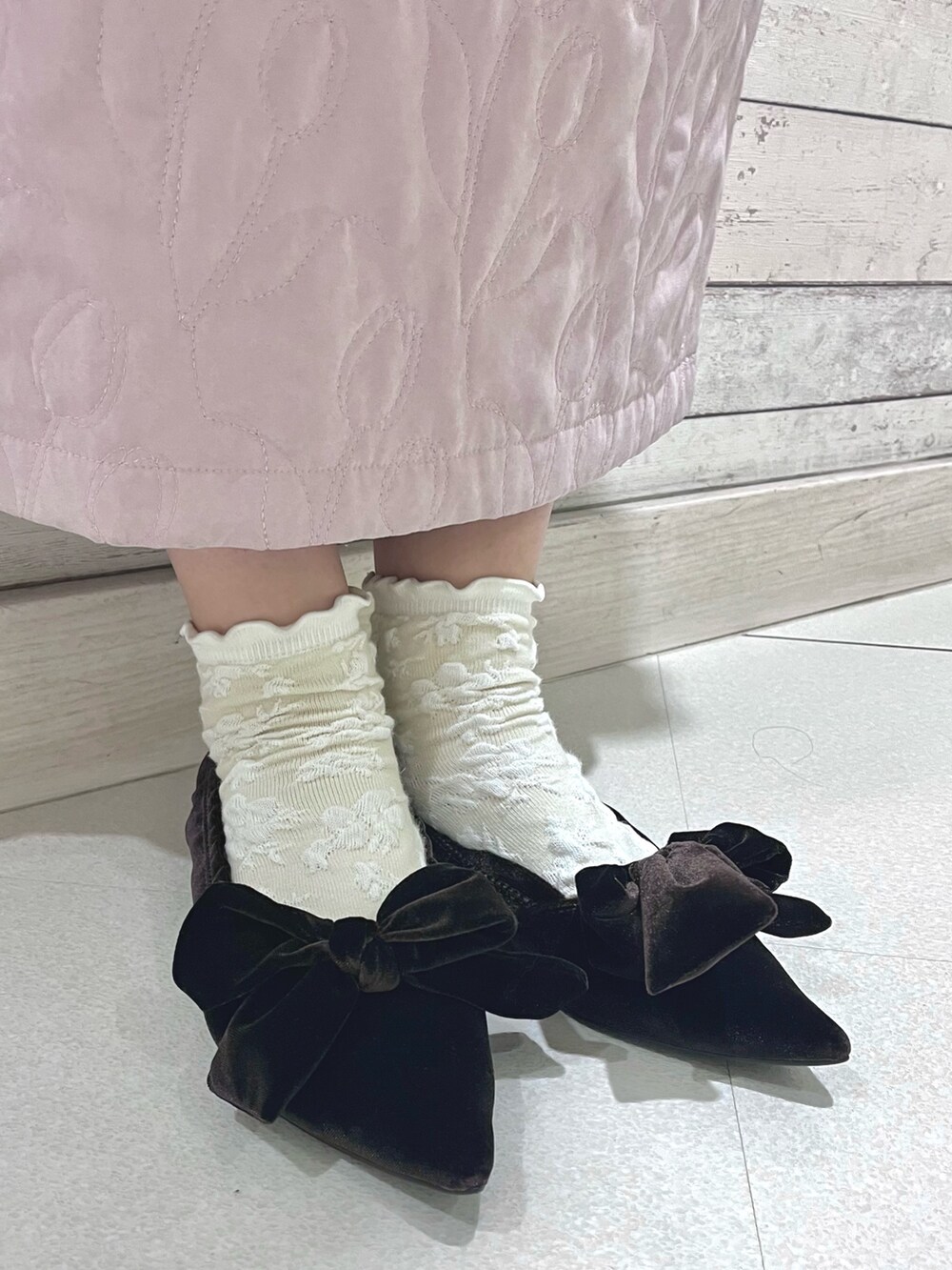 グレー系のシャツ/ブラウス、ピンク系のワンピース、ブラウン系のパンプスを着用したレディースの秋コーディネートの5枚目の写真