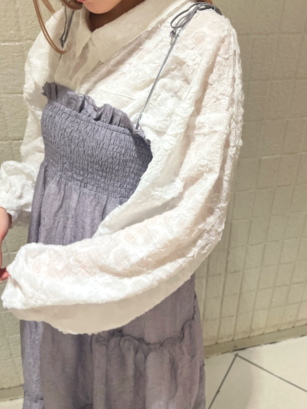 ホワイト系のシャツ/ブラウス、グレー系のワンピース、ブラック系のスニーカーを着用したレディースの春コーディネートの4枚目の写真