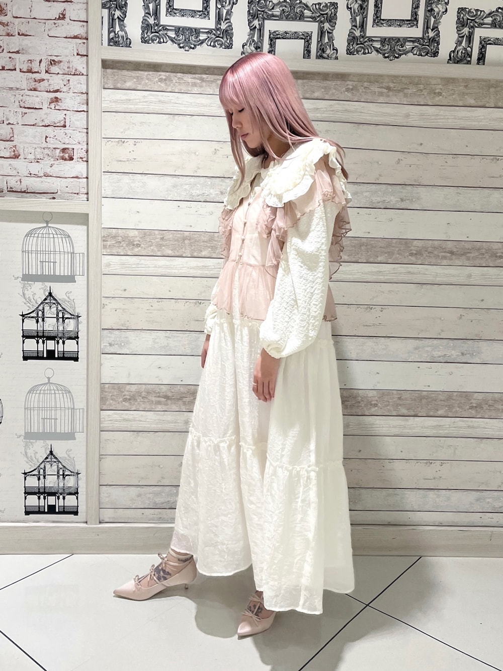 ホワイト系のTシャツ/カットソー、ベージュ系のシャツ/ブラウス、ホワイト系のワンピースを着用したレディースの春コーディネートの2枚目の写真