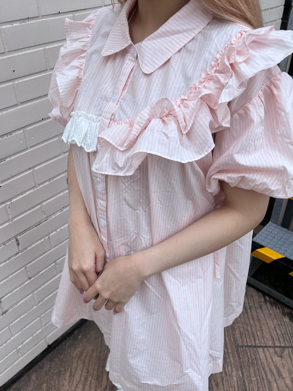 ピンク系のワンピース、ホワイト系のその他パンツ、ホワイト系のスニーカーを着用したレディースの春コーディネートの5枚目の写真