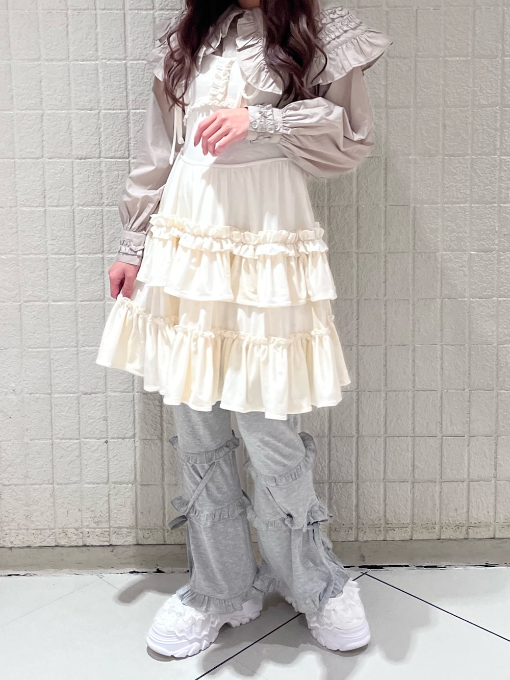 ベージュ系のシャツ/ブラウス、ホワイト系のワンピース、グレー系のスウェットパンツを着用したレディースの秋コーディネートの2枚目の写真