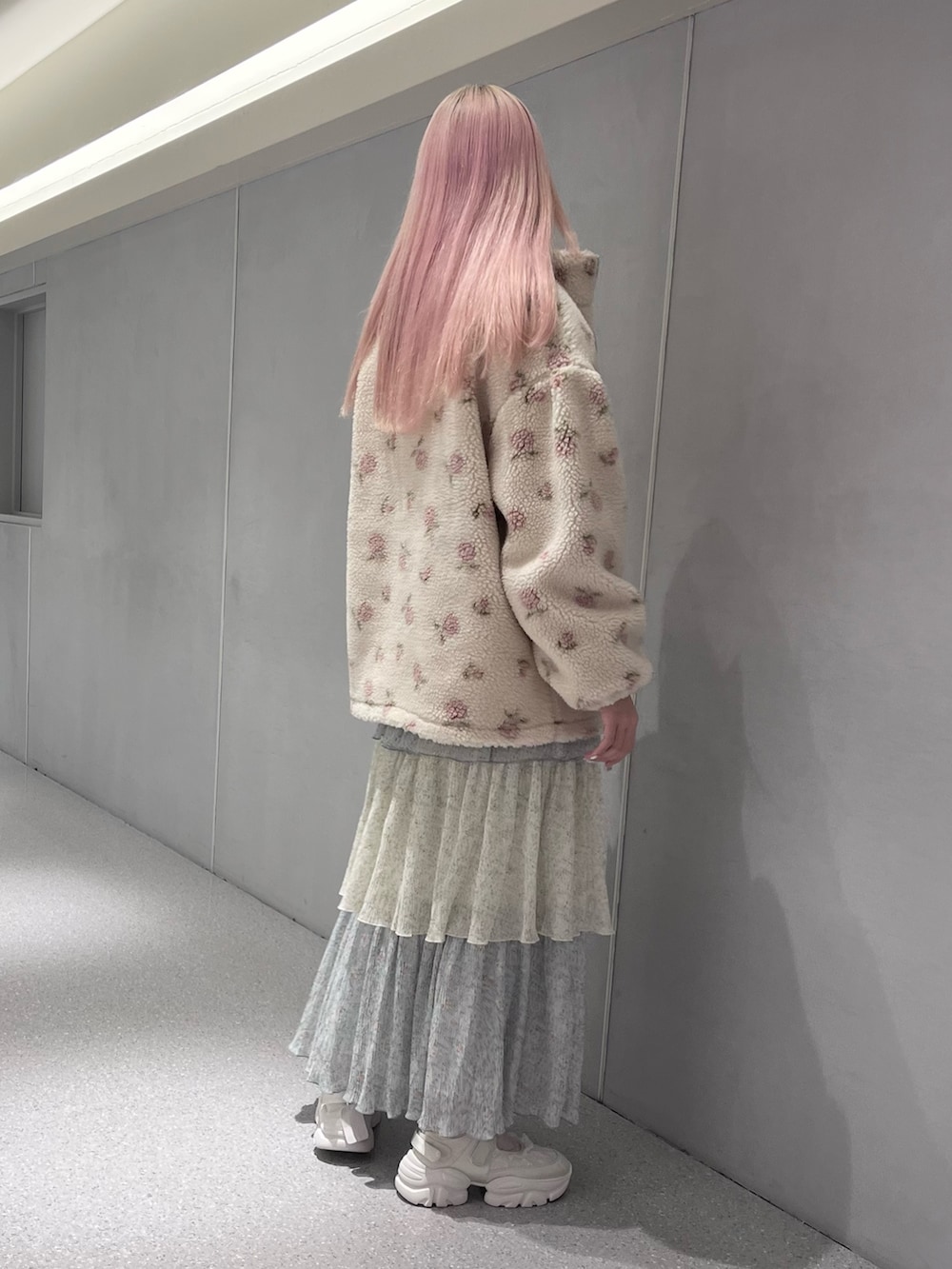 ピンク系のブルゾン、ホワイト系のニット/セーター、ホワイト系のニット/セーターを着用したレディースの冬コーディネートの2枚目の写真