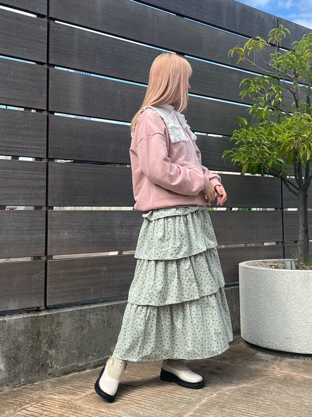 ホワイト系のシャツ/ブラウス、ピンク系のスウェット、グリーン系のジャンパースカートを着用したレディースの秋コーディネートの3枚目の写真