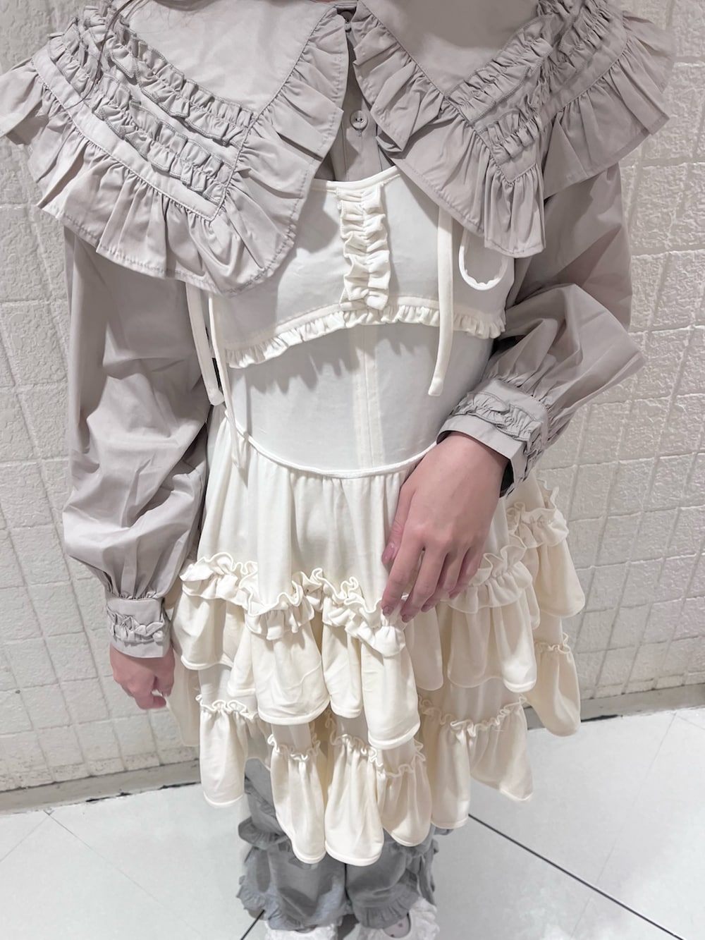 ベージュ系のシャツ/ブラウス、ホワイト系のワンピース、グレー系のスウェットパンツを着用したレディースの秋コーディネートの6枚目の写真