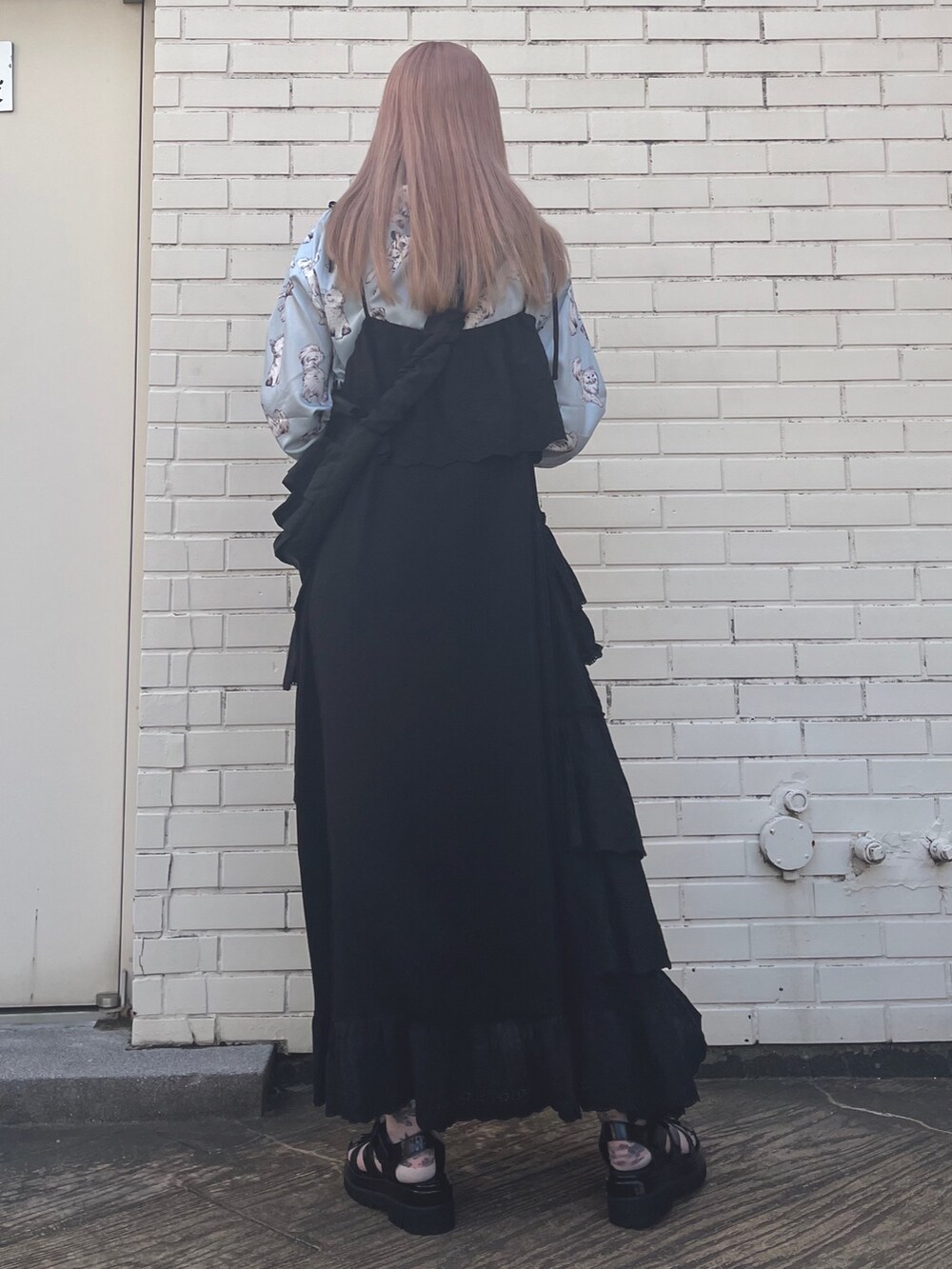 ブルー系のシャツ/ブラウス、ブラック系のスカート、ブラック系のショルダーバッグを着用したレディースの夏コーディネートの2枚目の写真