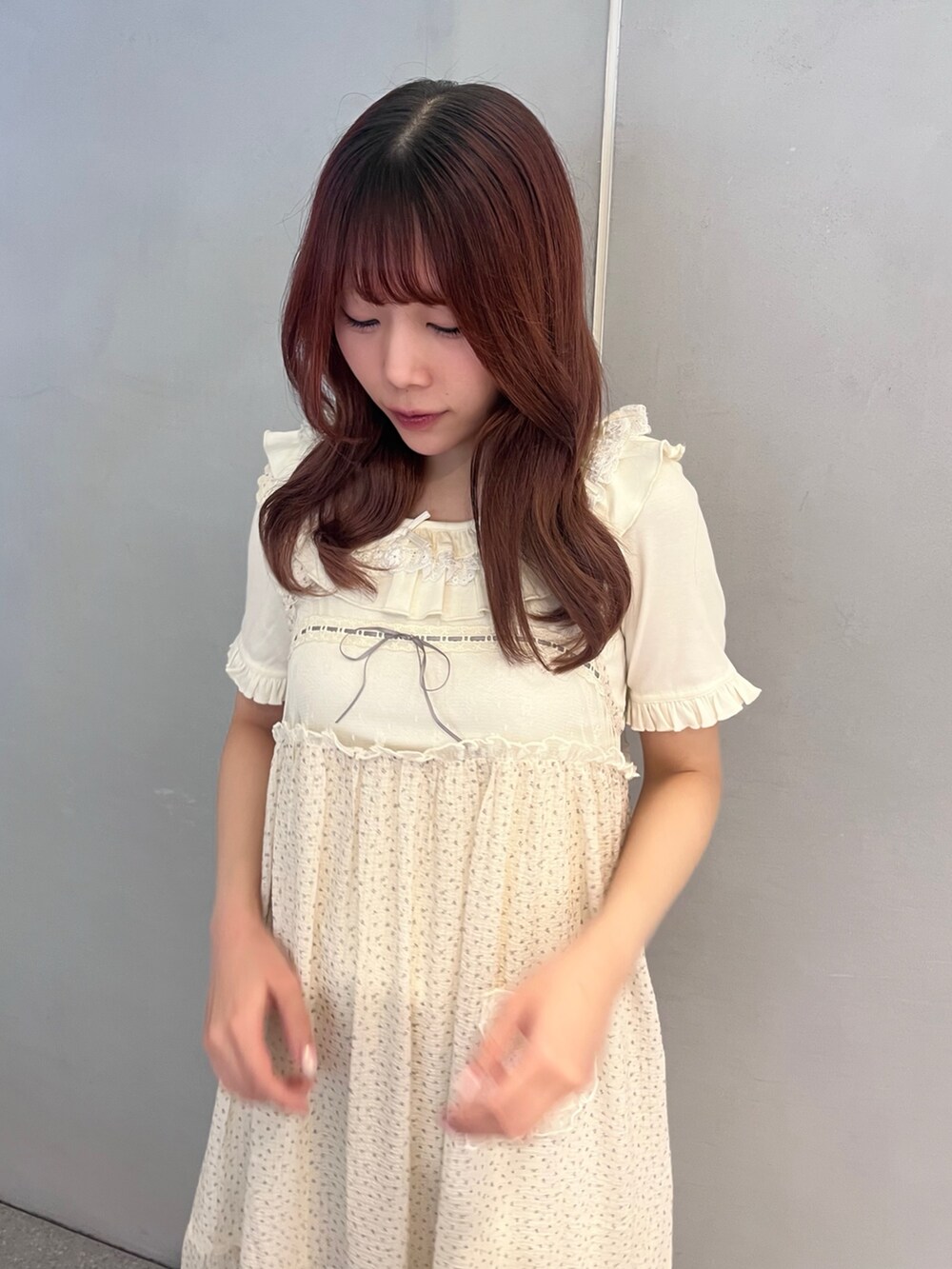 ホワイト系のワンピース、ホワイト系のTシャツ/カットソー、ホワイト系のスニーカーを着用したレディースの春コーディネートの5枚目の写真