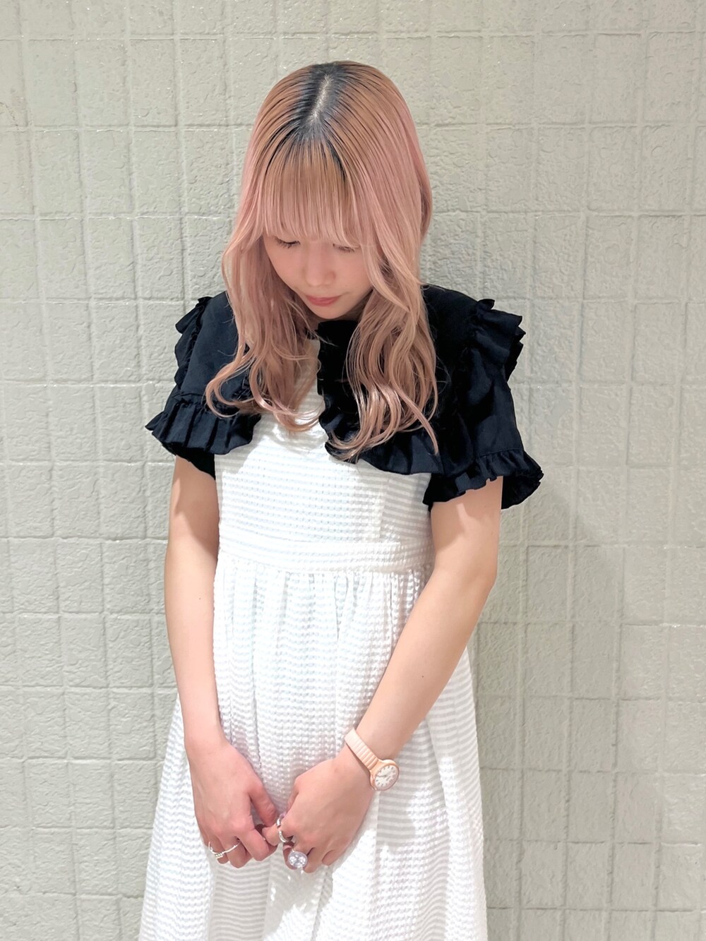 ブラック系のシャツ/ブラウス、ホワイト系のワンピース、ピンク系のサンダルを着用したレディースの夏コーディネートの3枚目の写真