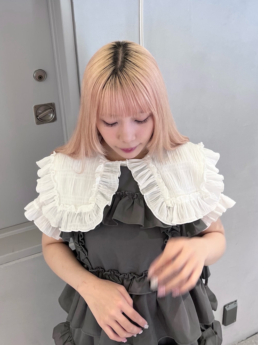 グレー系のワンピース、ホワイト系のシャツ/ブラウス、ホワイト系のサンダルを着用したレディースの夏コーディネートの5枚目の写真