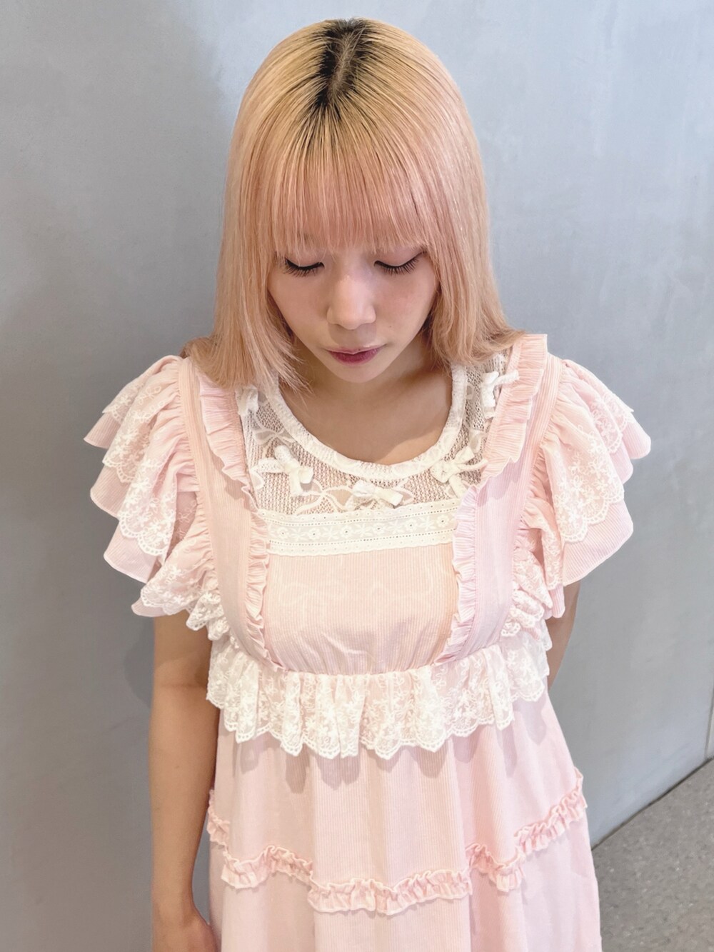 ピンク系のワンピース、ホワイト系のTシャツ/カットソー、ホワイト系のサンダルを着用したレディースの夏コーディネートの4枚目の写真