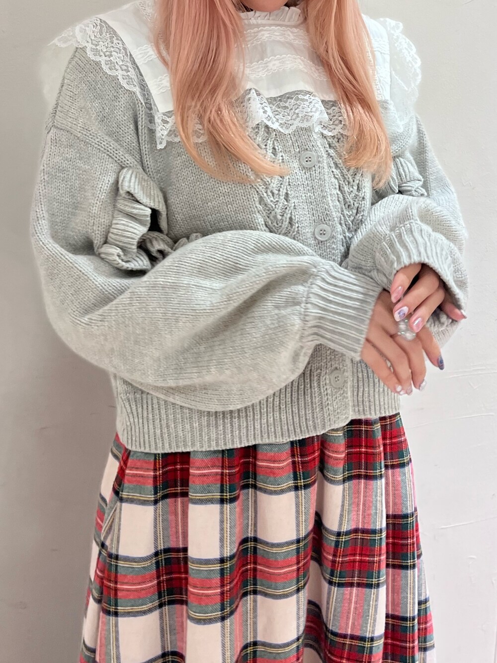 ホワイト系のシャツ/ブラウス、グレー系のカーディガン/ボレロ、ホワイト系のスカートを着用したレディースの秋コーディネートの7枚目の写真