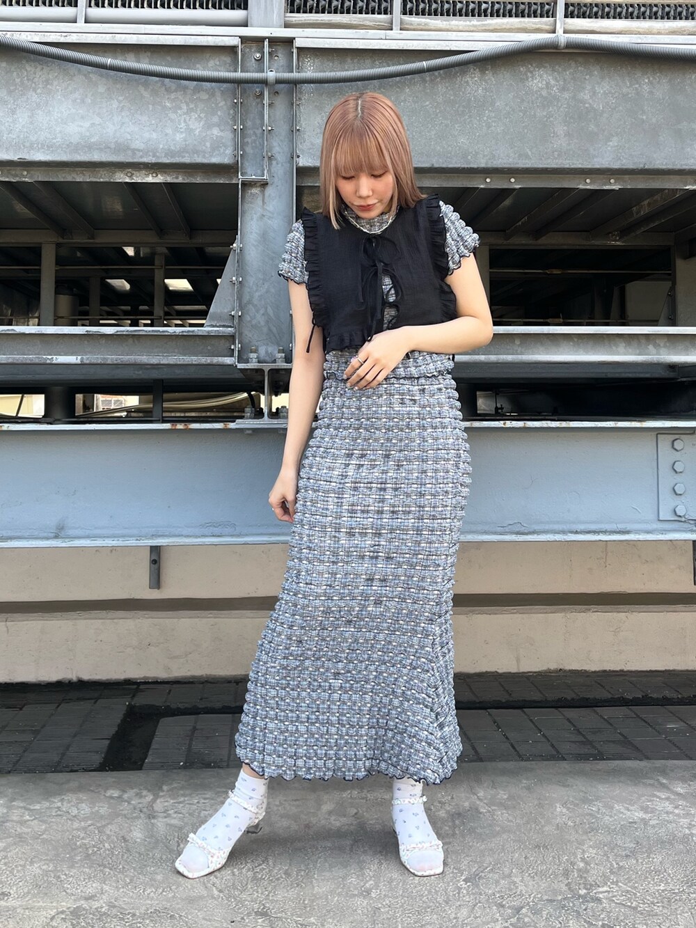 ブルー系のTシャツ/カットソー、ブルー系のスカート、ホワイト系のパンプスを着用したレディースの春コーディネートの2枚目の写真