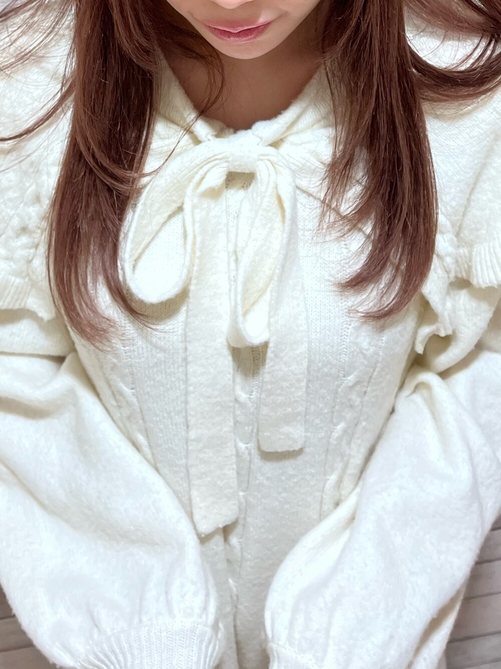 ホワイト系のワンピース、ホワイト系のローファーを着用したレディースの冬コーディネートの5枚目の写真