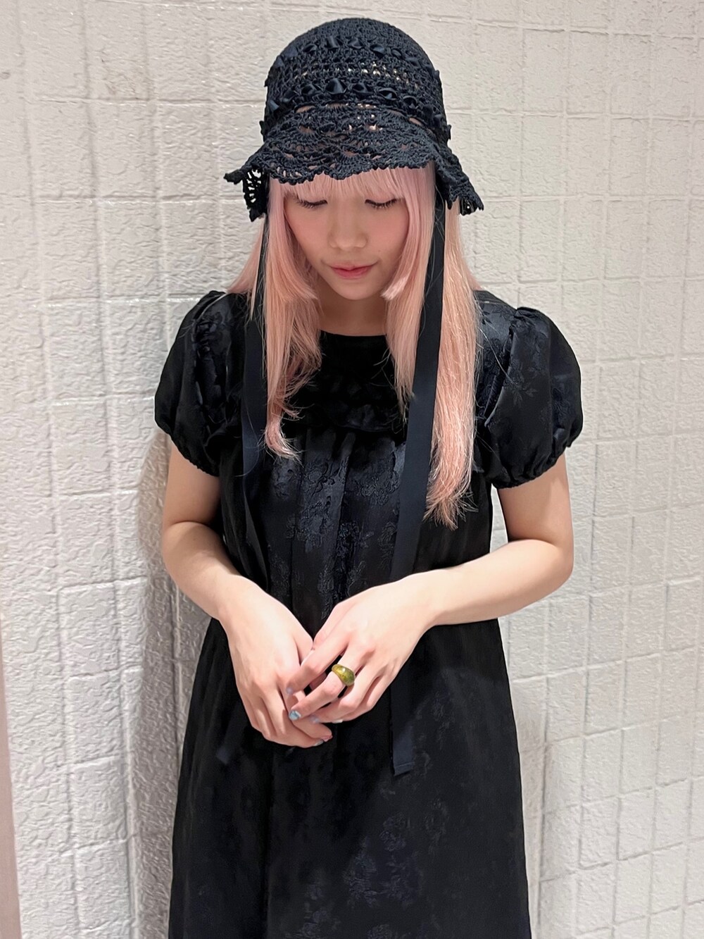 ブラック系のシャツ/ブラウス、ブラック系のワンピース、ホワイト系のサンダルを着用したレディースの春コーディネートの6枚目の写真