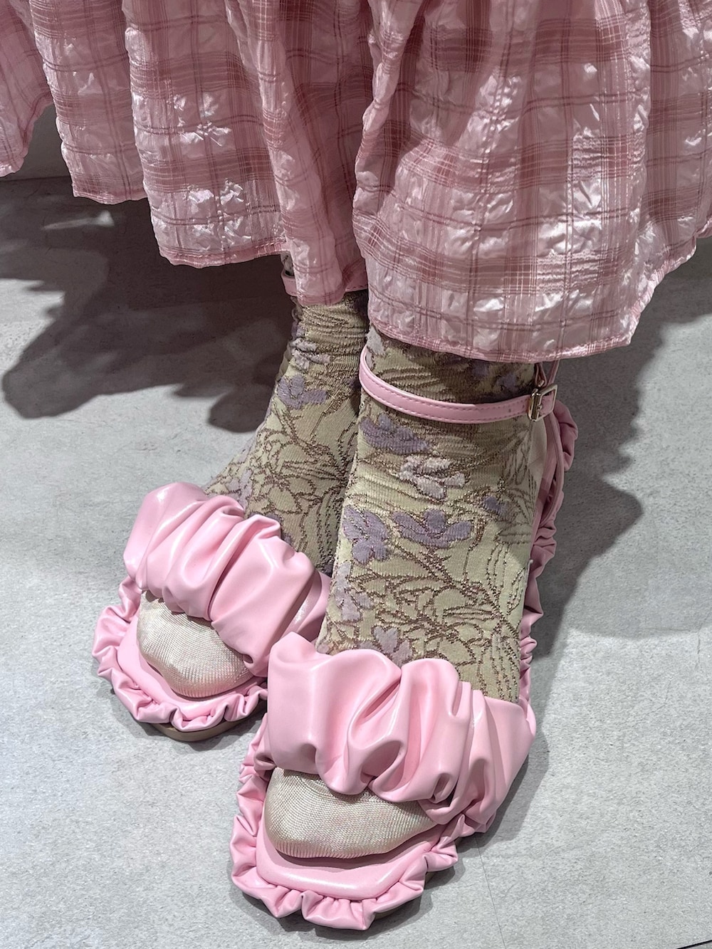 ホワイト系のTシャツ/カットソー、ピンク系のワンピース、ピンク系のサンダルを着用したレディースの夏コーディネートの7枚目の写真