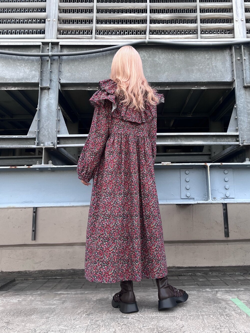 ブラック系のカーディガン/ボレロ、ピンク系のワンピース、ブラウン系のブーツを着用したレディースの秋コーディネートの5枚目の写真