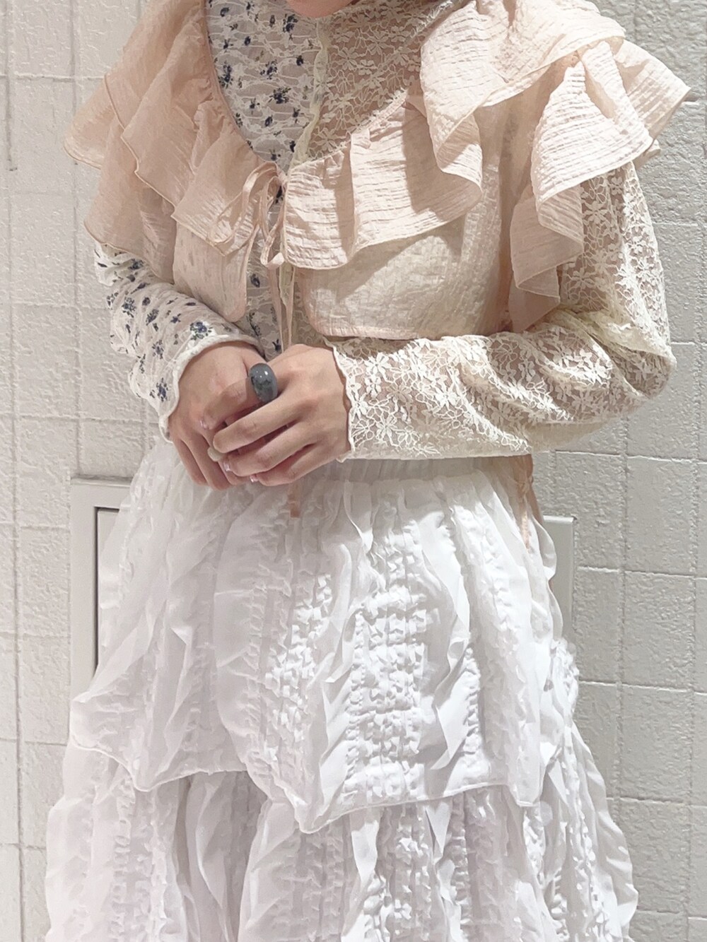 ホワイト系のTシャツ/カットソー、ピンク系のTシャツ/カットソー、ホワイト系のスカートを着用したレディースの夏コーディネートの3枚目の写真