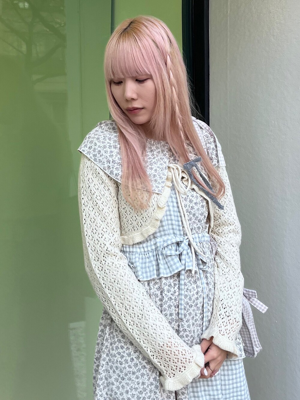 ホワイト系のカーディガン/ボレロ、ブルー系のスニーカー、ブルー系のワンピースを着用したレディースの春コーディネートの6枚目の写真