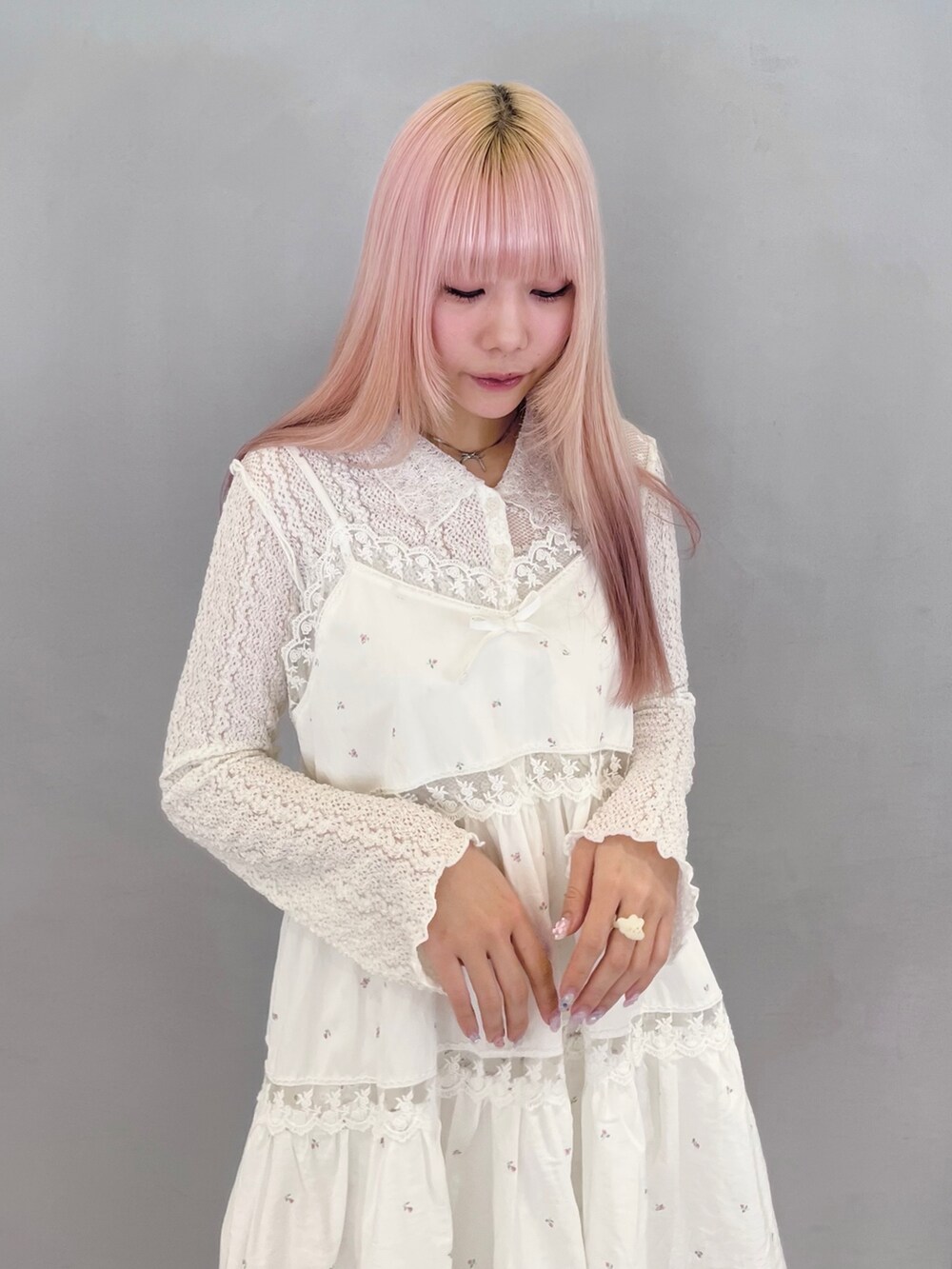 ホワイト系のカーディガン/ボレロ、ピンク系のキャミソール、その他のデニムパンツを着用したレディースの春コーディネートの4枚目の写真