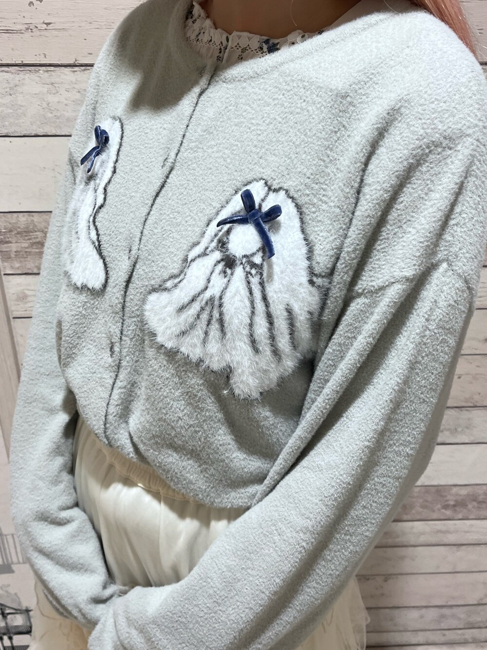 グレー系のカーディガン/ボレロ、ホワイト系のTシャツ/カットソー、ホワイト系のスカートを着用したレディースの秋コーディネートの7枚目の写真