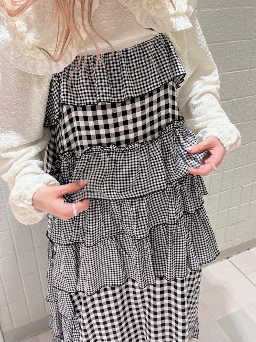 ホワイト系のTシャツ/カットソー、その他のワンピース、ホワイト系のパンプスを着用したレディースの春コーディネートの6枚目の写真